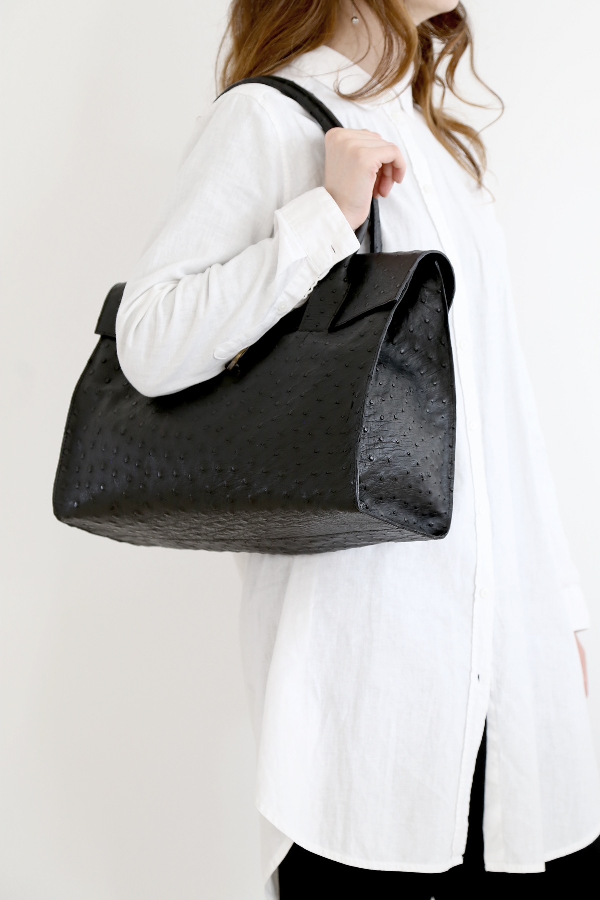 Doctor L Ostrich Leather Black - Tagliovivo | Artisanal Leather Bags
